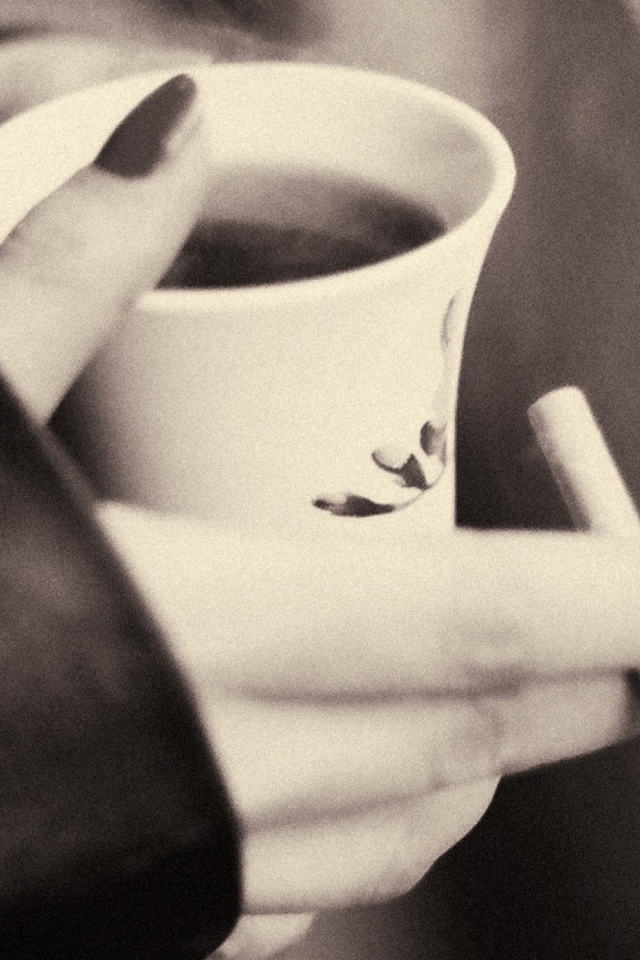 Das Hot Coffee In Her Hands Wallpaper 640x960