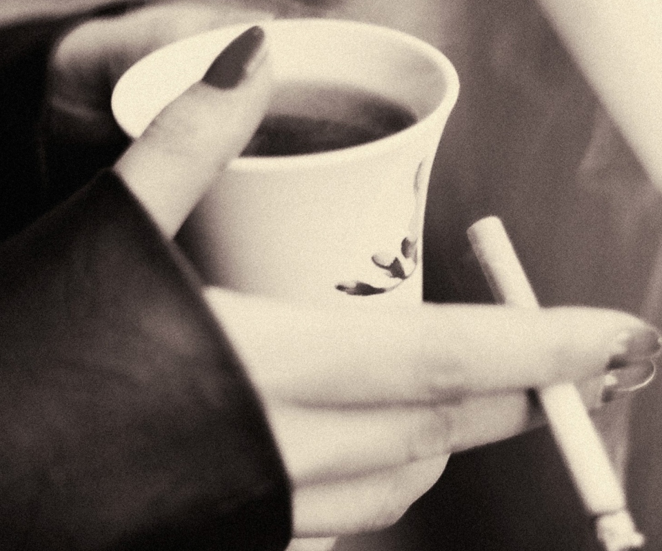 Das Hot Coffee In Her Hands Wallpaper 960x800