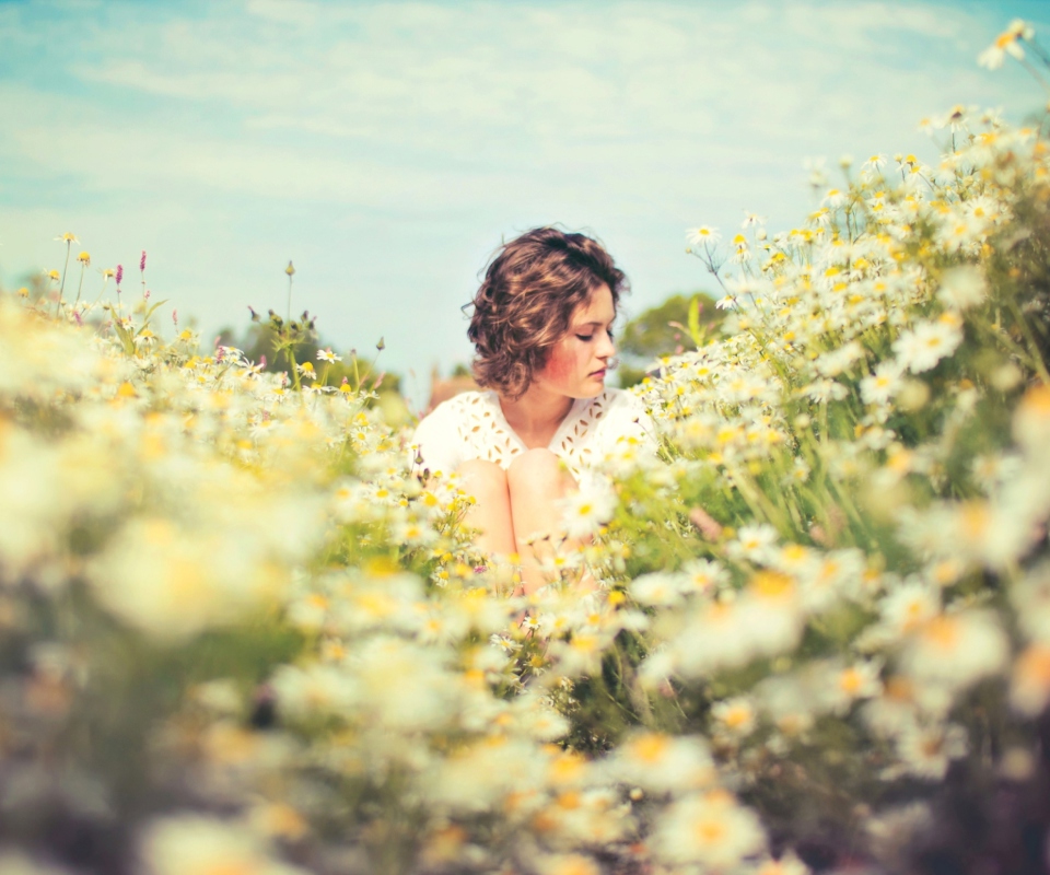 Girl On Daisy Meadow wallpaper 960x800