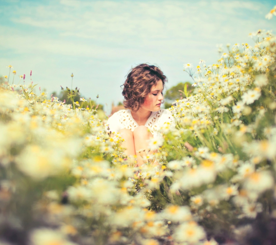 Fondo de pantalla Girl On Daisy Meadow 960x854