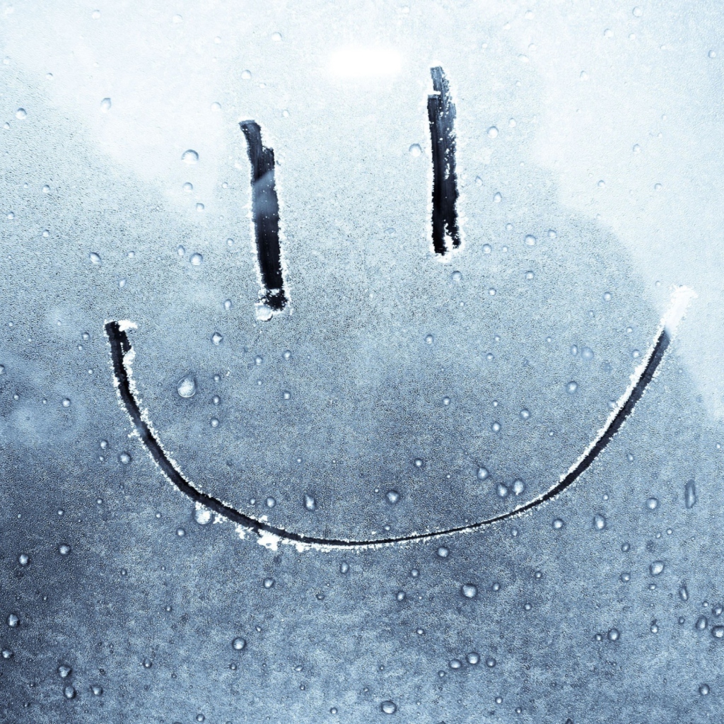 Обои Smiley Face On Frozen Window 1024x1024