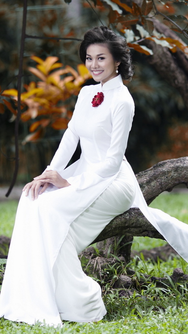 Fashion model from Vietnam wallpaper 640x1136