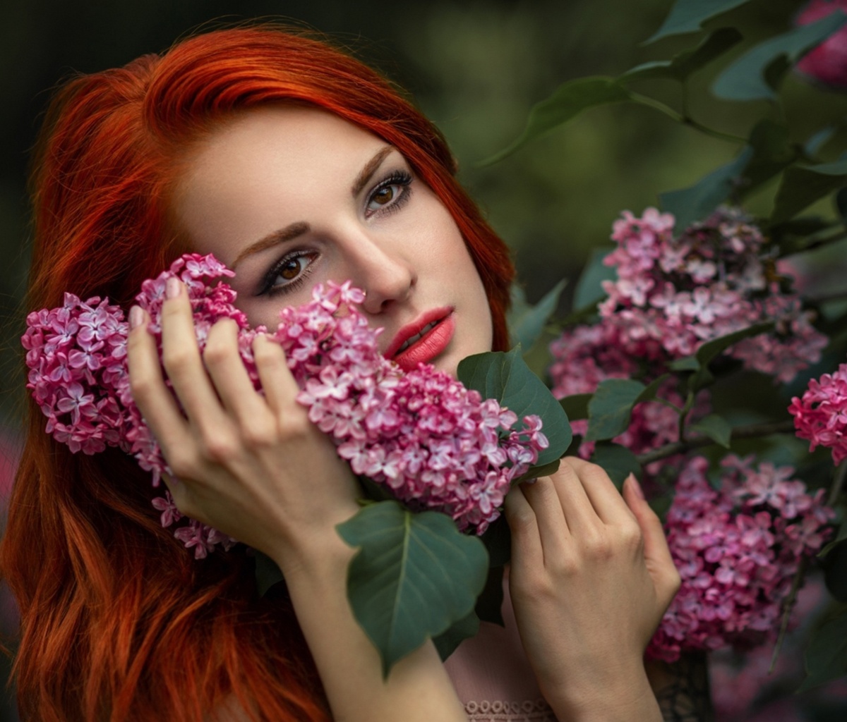 Das Girl in lilac flowers Wallpaper 1200x1024