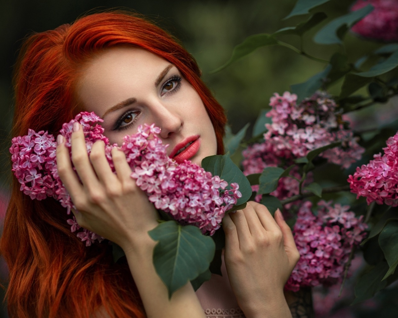 Girl in lilac flowers screenshot #1 1280x1024