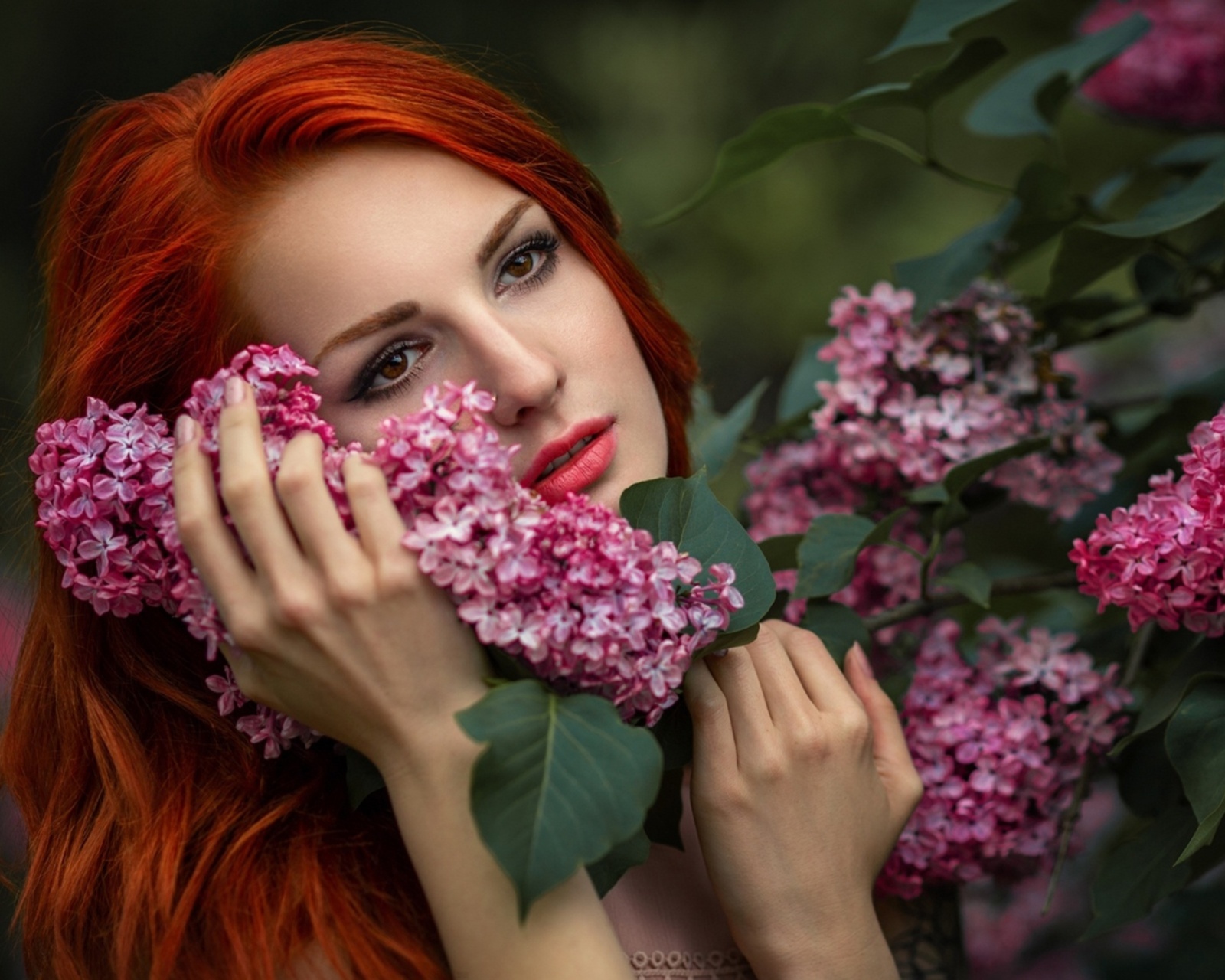 Girl in lilac flowers screenshot #1 1600x1280