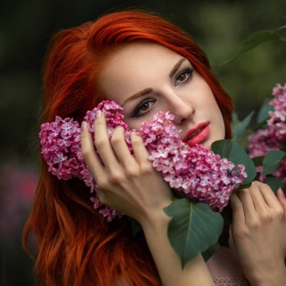 Girl in lilac flowers - Obrázkek zdarma pro 208x208