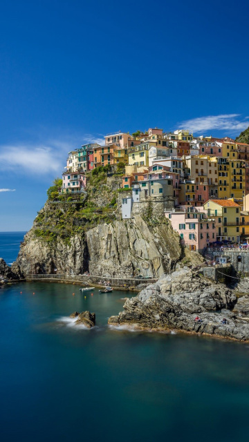 Manarola in Riomaggiore, Italy screenshot #1 360x640