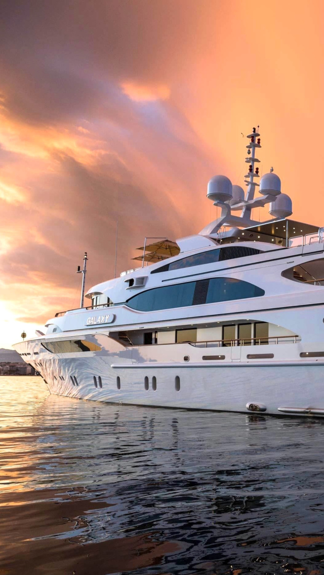 Sfondi Superyacht In Miami 640x1136