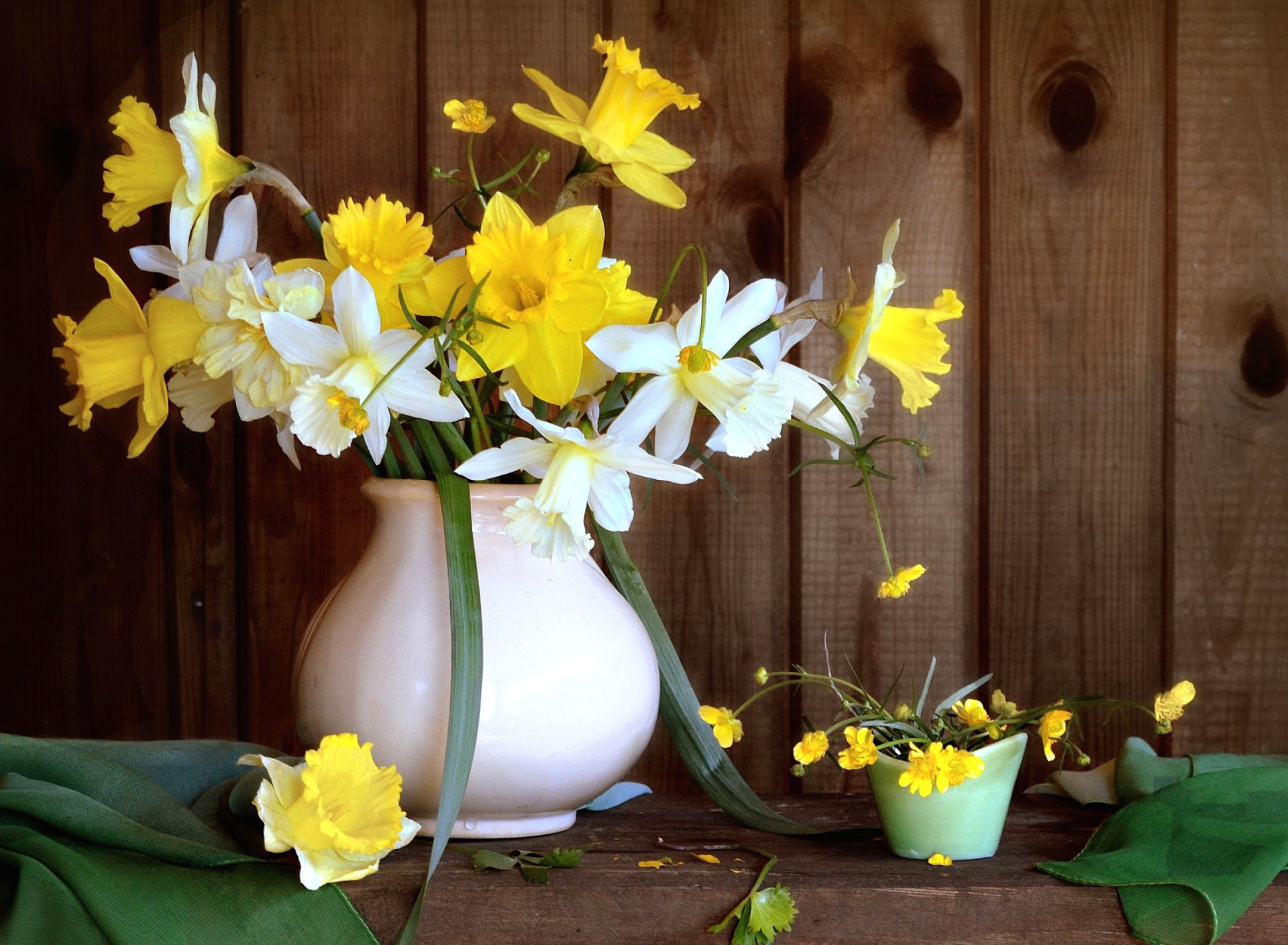 Fondo de pantalla Daffodil Jug 1920x1408