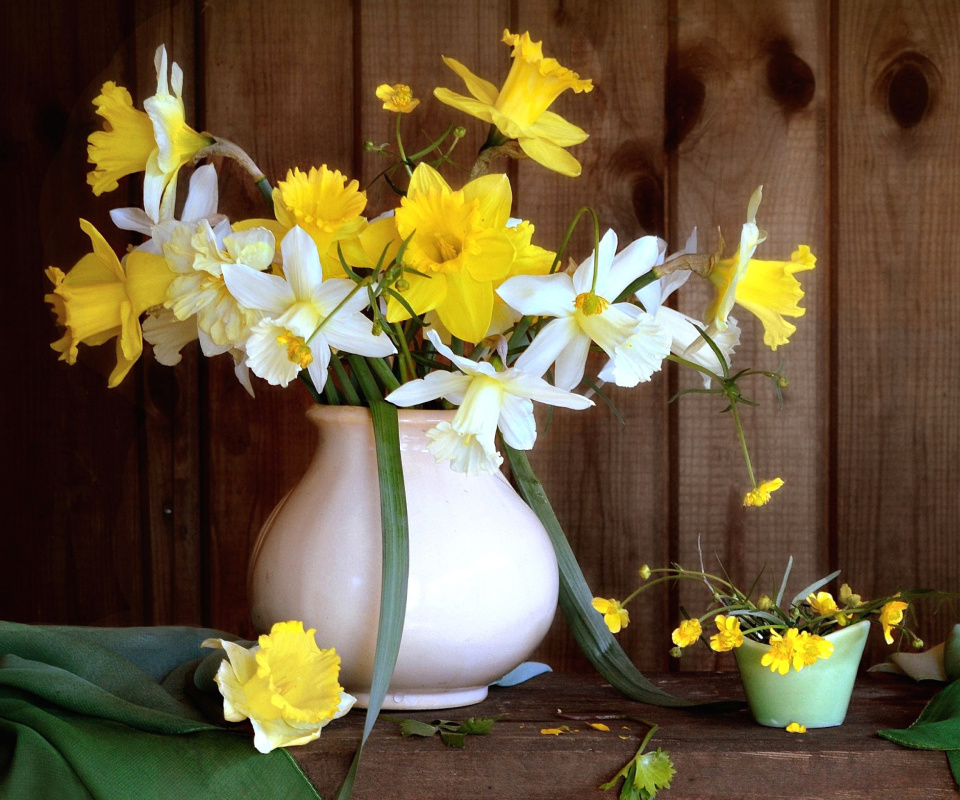 Daffodil Jug wallpaper 960x800