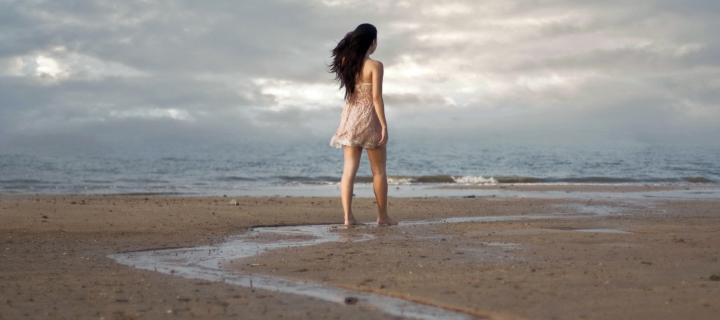 Fondo de pantalla Girl Walking On Beach 720x320