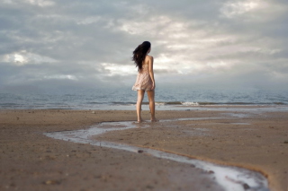 Girl Walking On Beach papel de parede para celular para Nokia Asha 210