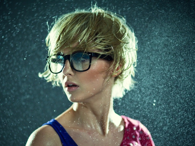 Sfondi Cute Blonde Girl Wearing Glasses 640x480