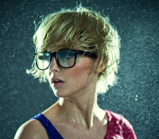Cute Blonde Girl Wearing Glasses sfondi gratuiti per iPad 3
