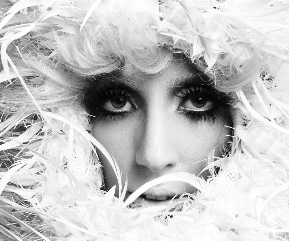 Fondo de pantalla Lady Gaga White Feathers 960x800