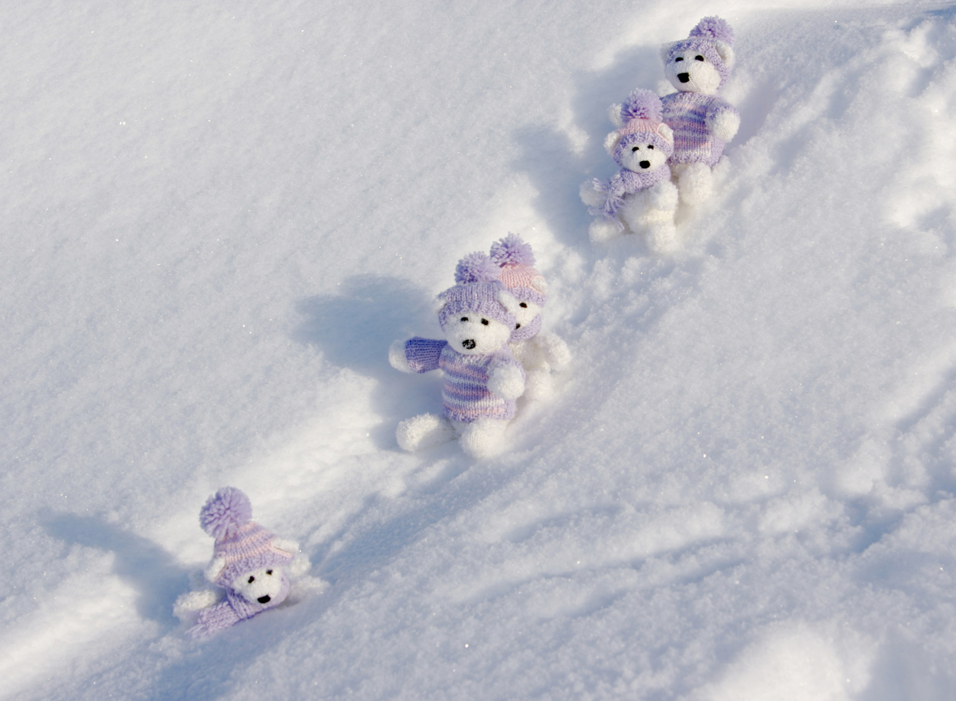 Обои White Teddy Bears Snow Game 1920x1408