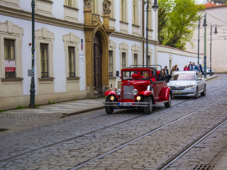 Das Prague Retro Car Wallpaper 320x240