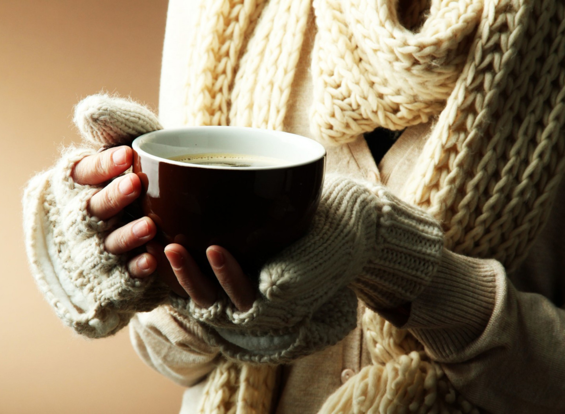 Das Hot Cup Of Coffee In Cold Winter Day Wallpaper 1920x1408
