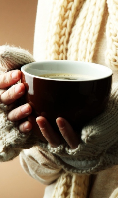 Das Hot Cup Of Coffee In Cold Winter Day Wallpaper 240x400