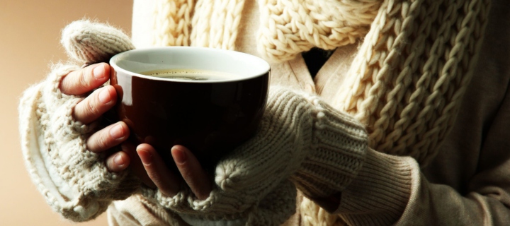 Das Hot Cup Of Coffee In Cold Winter Day Wallpaper 720x320