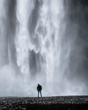 Das Man And Waterfall Wallpaper 128x160