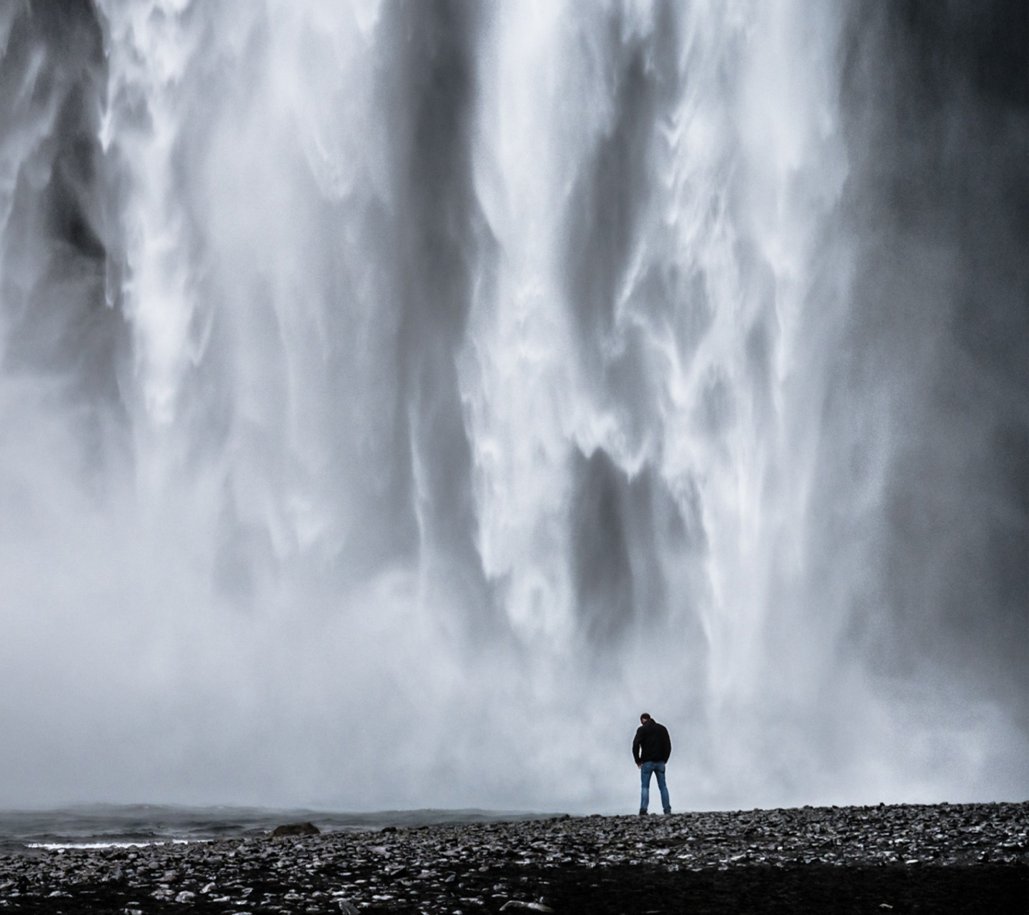 Screenshot №1 pro téma Man And Waterfall 1440x1280