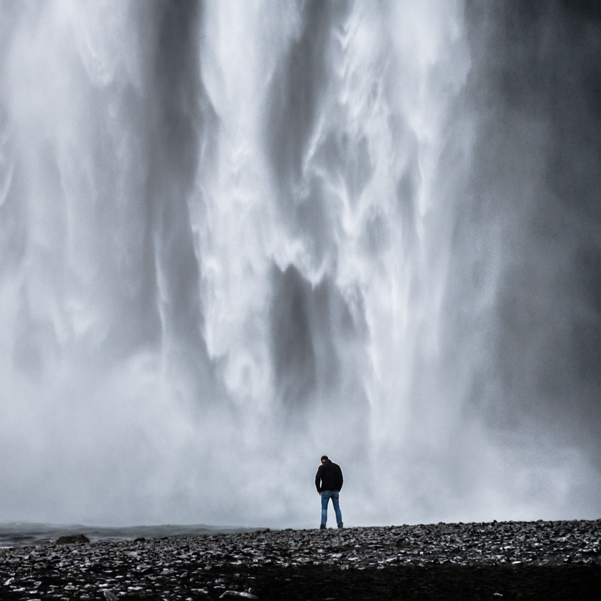 Sfondi Man And Waterfall 2048x2048