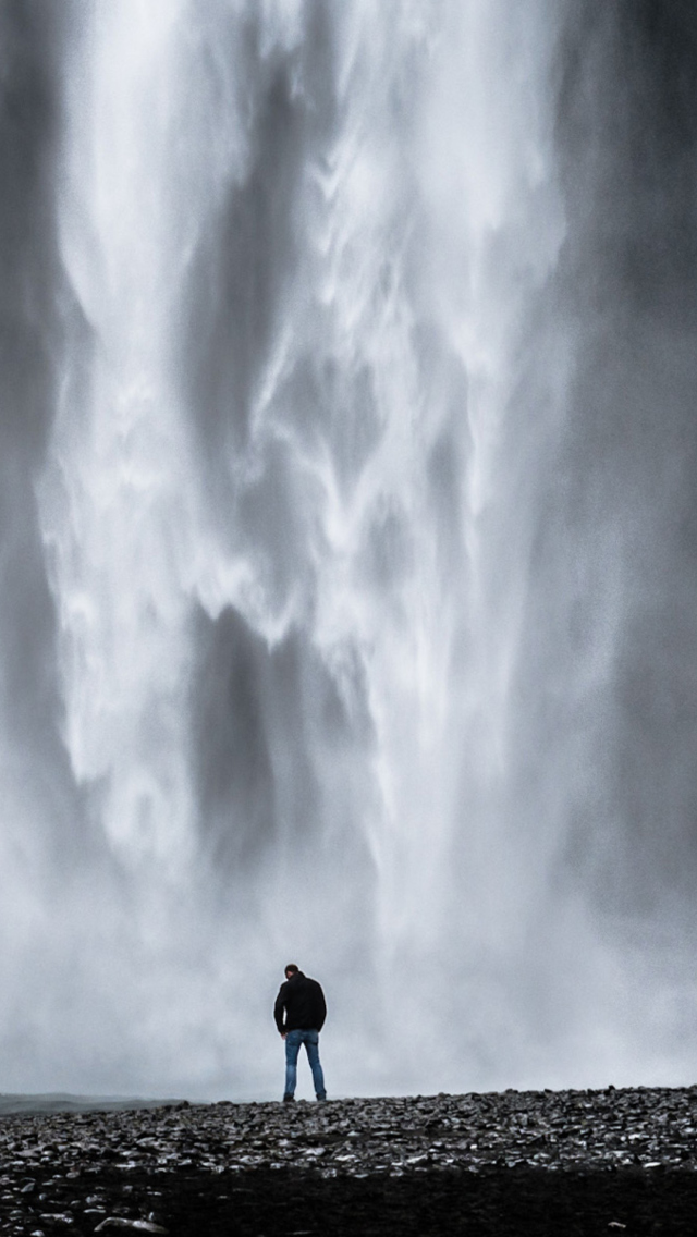 Screenshot №1 pro téma Man And Waterfall 640x1136
