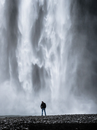 Man And Waterfall - Obrázkek zdarma pro Nokia Asha 305