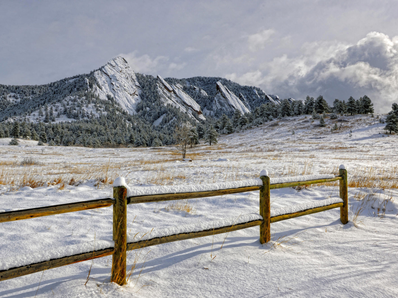 Fondo de pantalla Chataqua Snow, Boulder Flatirons, Colorado 1280x960