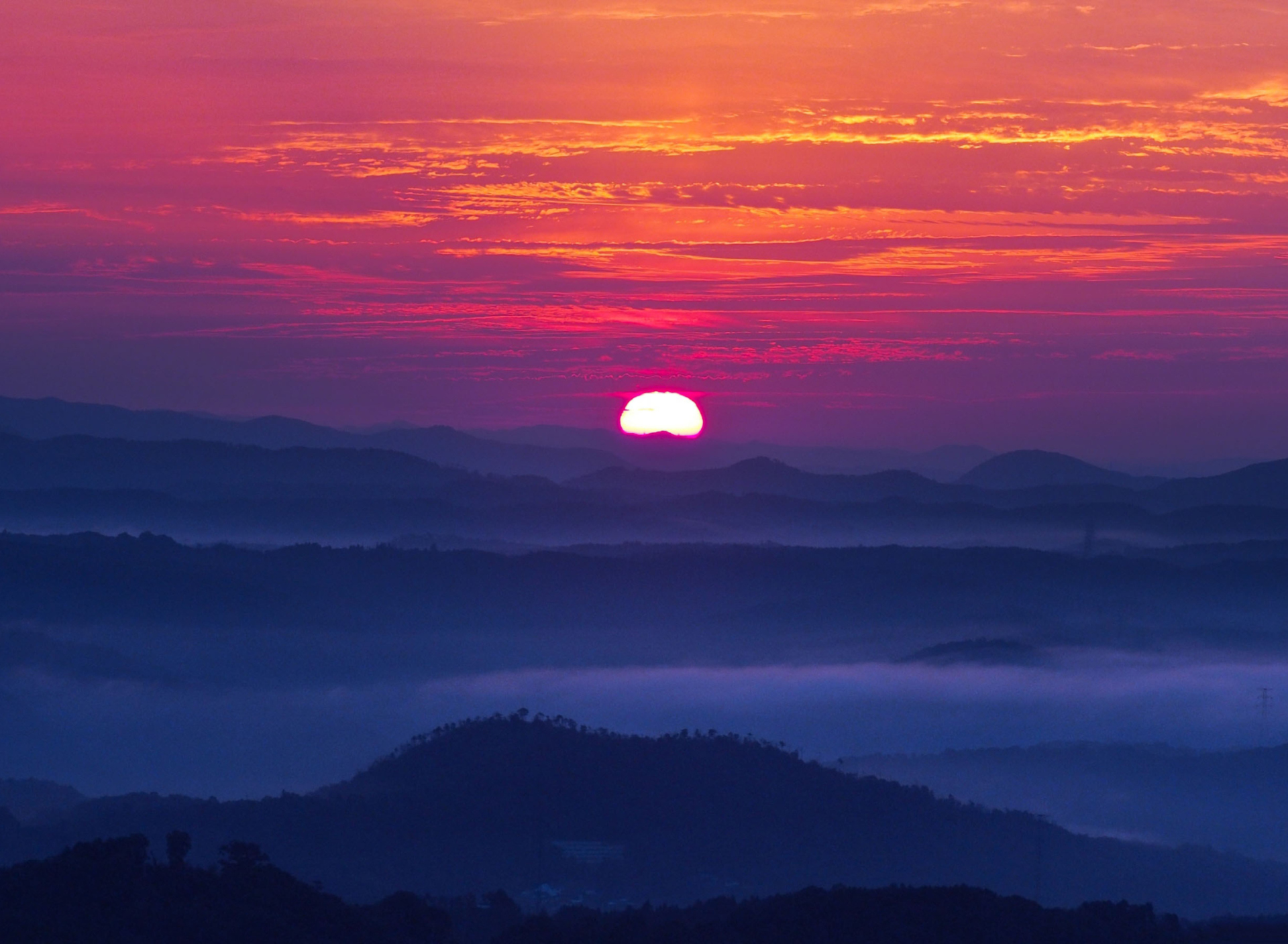 Fondo de pantalla Sunset In Mountains 1920x1408