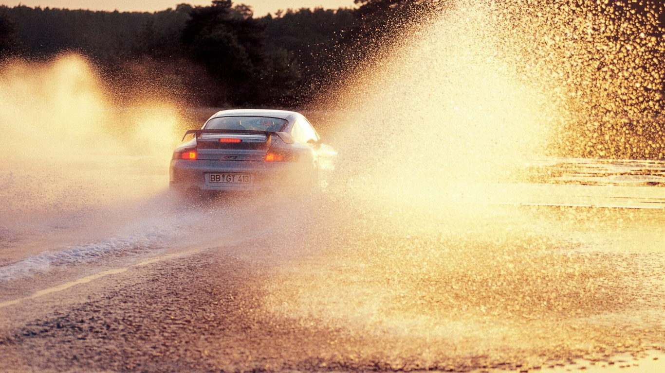 Das Porsche GT2 In Water Splashes Wallpaper 1366x768