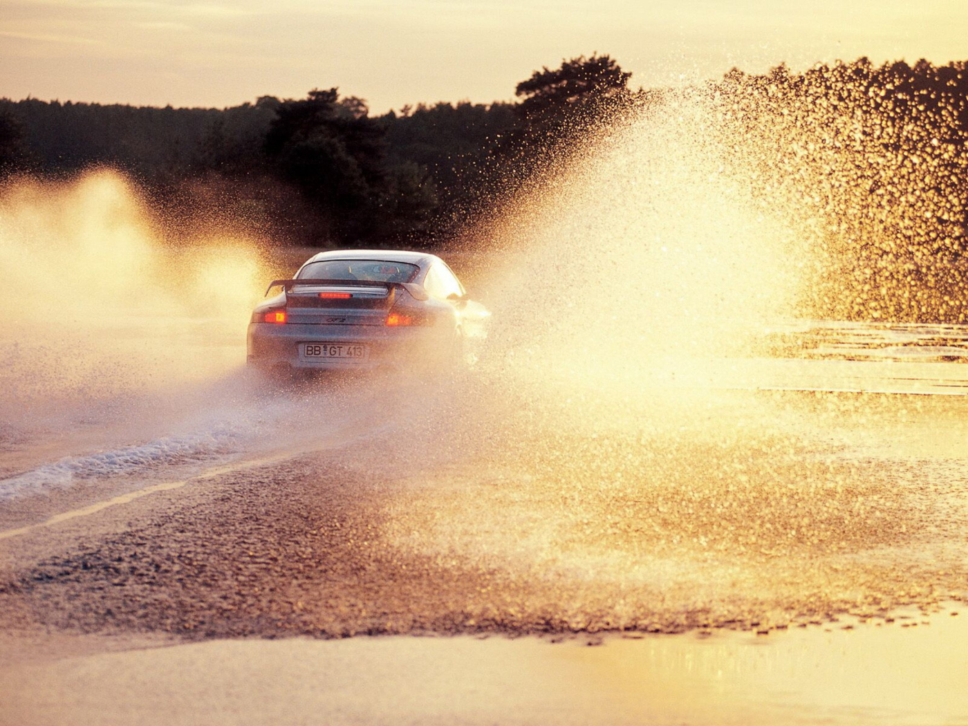 Porsche GT2 In Water Splashes wallpaper 1400x1050