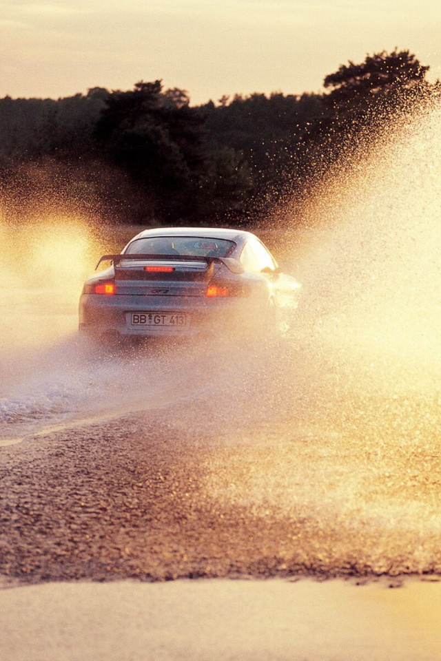 Screenshot №1 pro téma Porsche GT2 In Water Splashes 640x960