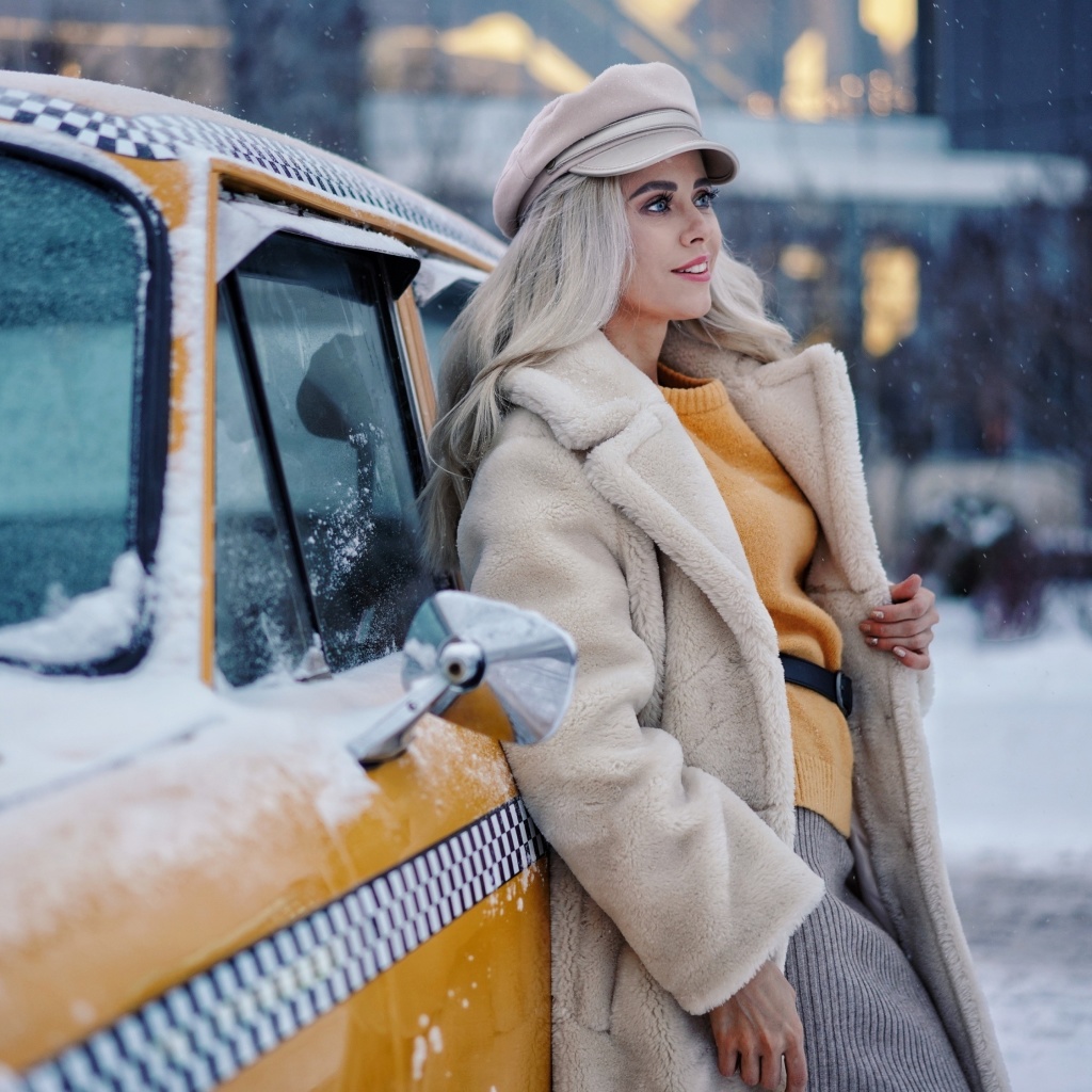 Обои Winter Girl and Taxi 1024x1024
