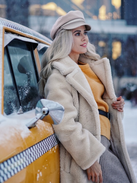 Das Winter Girl and Taxi Wallpaper 480x640