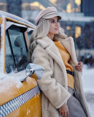 Winter Girl and Taxi sfondi gratuiti per 640x1136