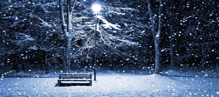 Screenshot №1 pro téma Lonely Bench In Snowy Night 720x320