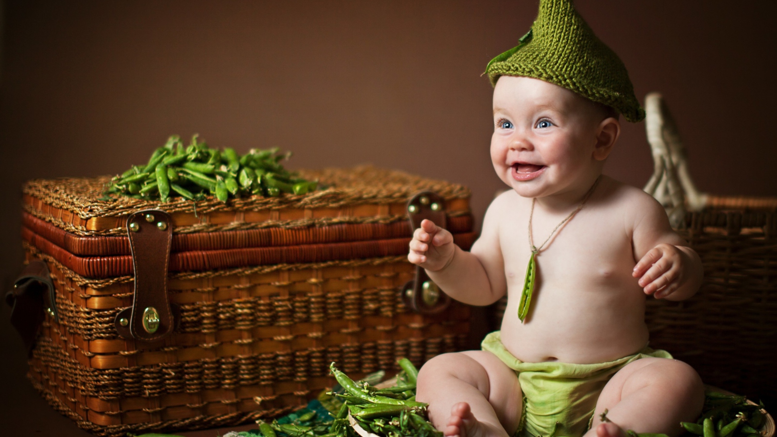 Обои Happy Baby Green Peas 1600x900