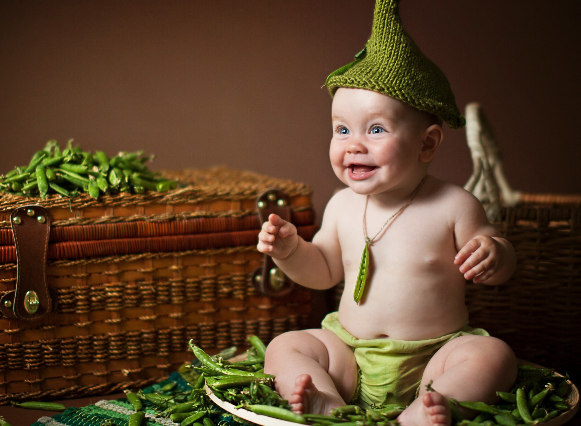 Fondo de pantalla Happy Baby Green Peas 1920x1408