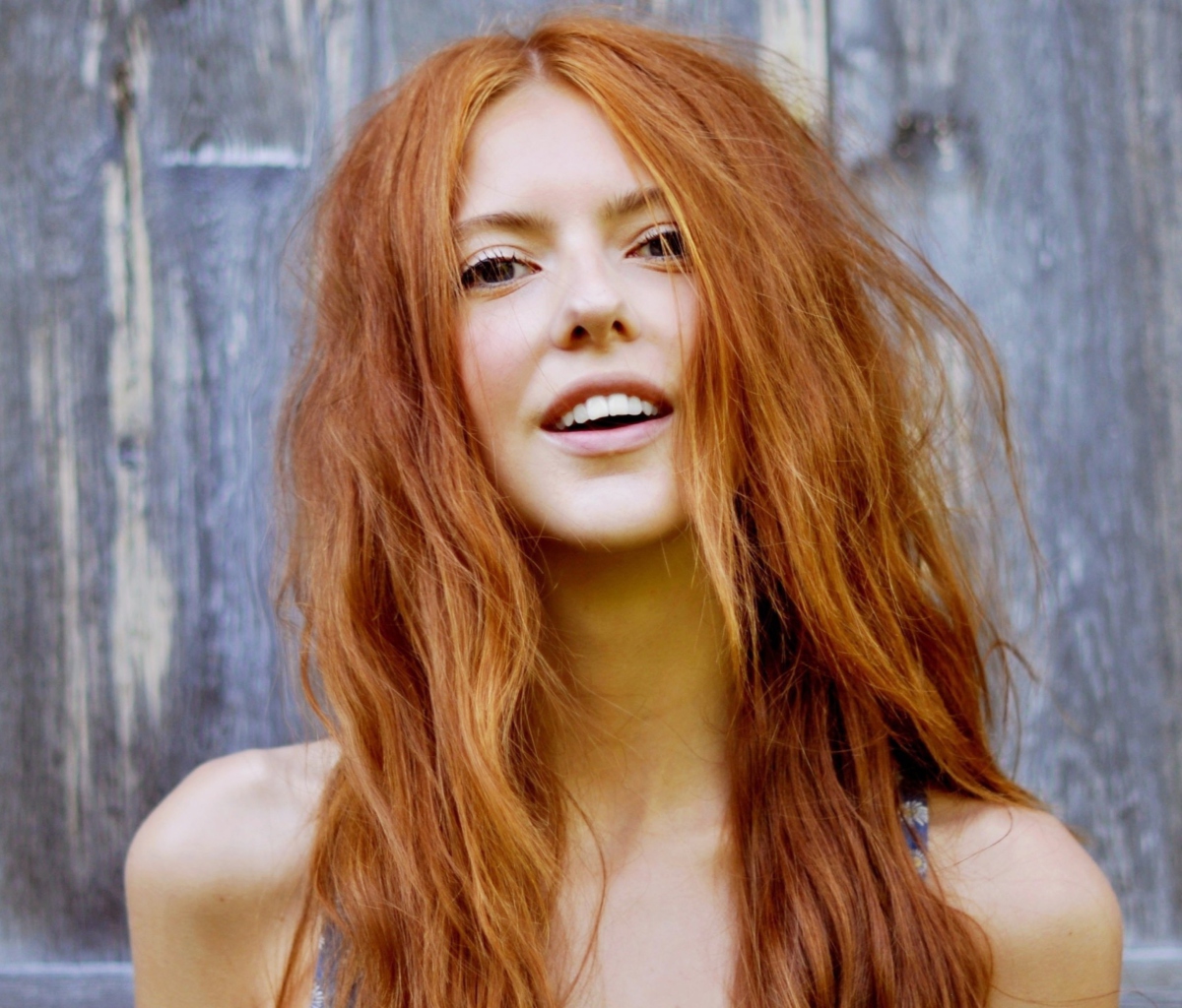 Fondo de pantalla Gorgeous Redhead Girl Smiling 1200x1024