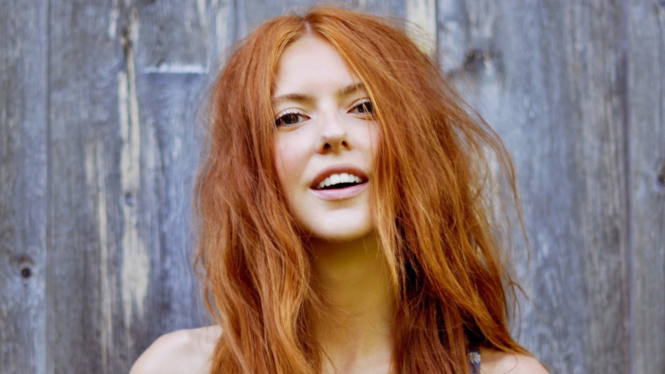 Screenshot №1 pro téma Gorgeous Redhead Girl Smiling 1366x768
