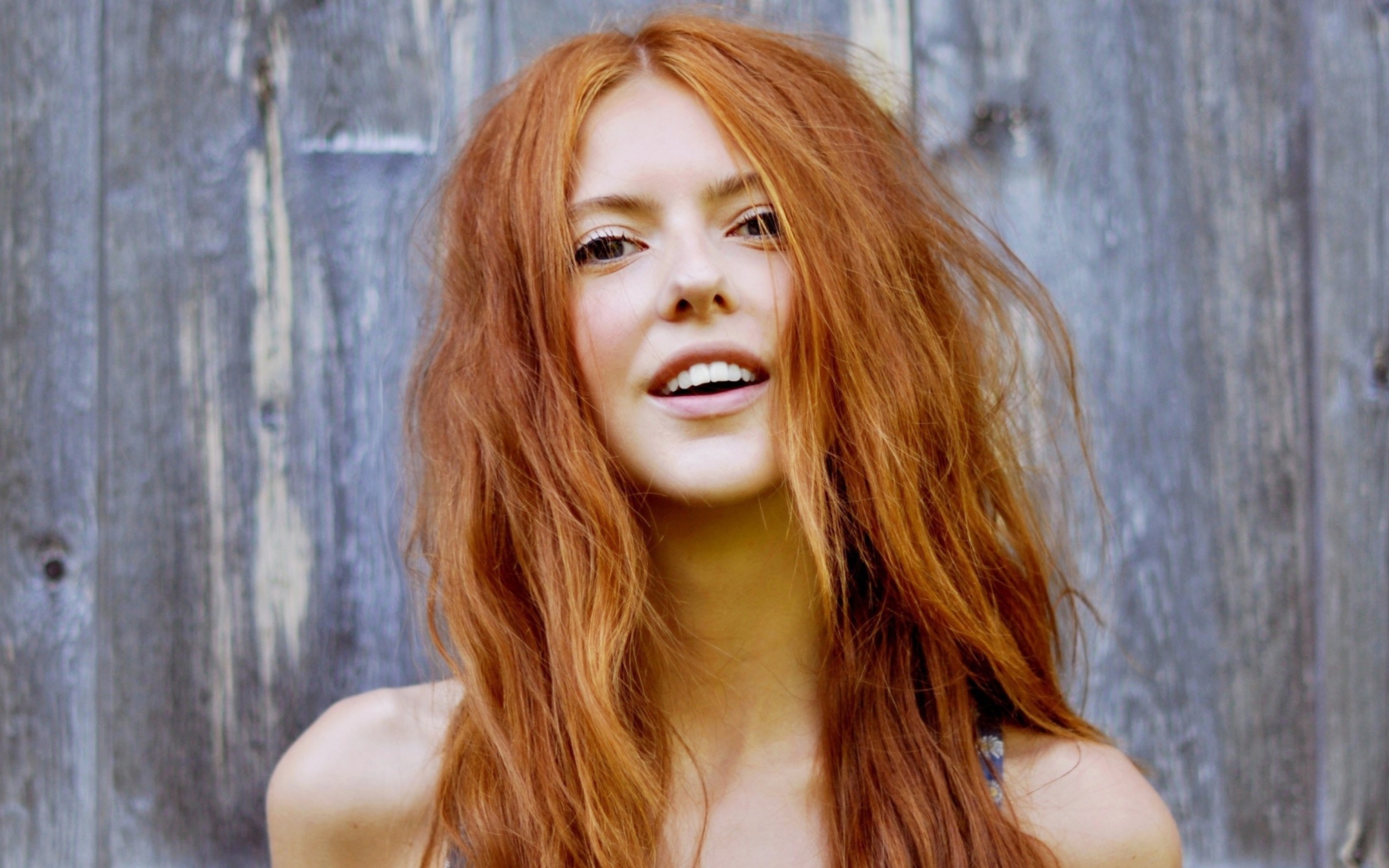 Fondo de pantalla Gorgeous Redhead Girl Smiling 1680x1050