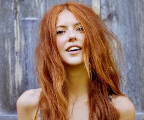 Das Gorgeous Redhead Girl Smiling Wallpaper 480x400