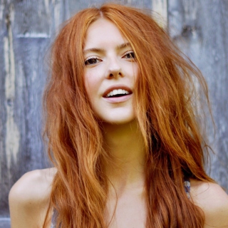 Kostenloses Gorgeous Redhead Girl Smiling Wallpaper für iPad