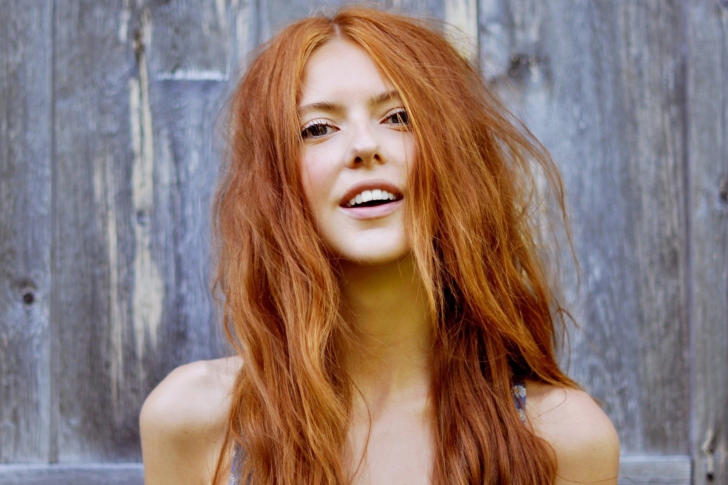 Das Gorgeous Redhead Girl Smiling Wallpaper
