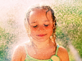 Das Happy Child Girl And Warm Summer Rain Wallpaper 320x240