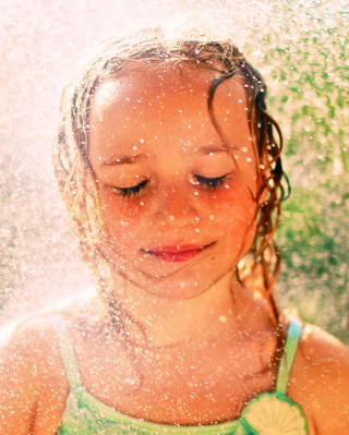 Happy Child Girl And Warm Summer Rain - Obrázkek zdarma pro 240x400