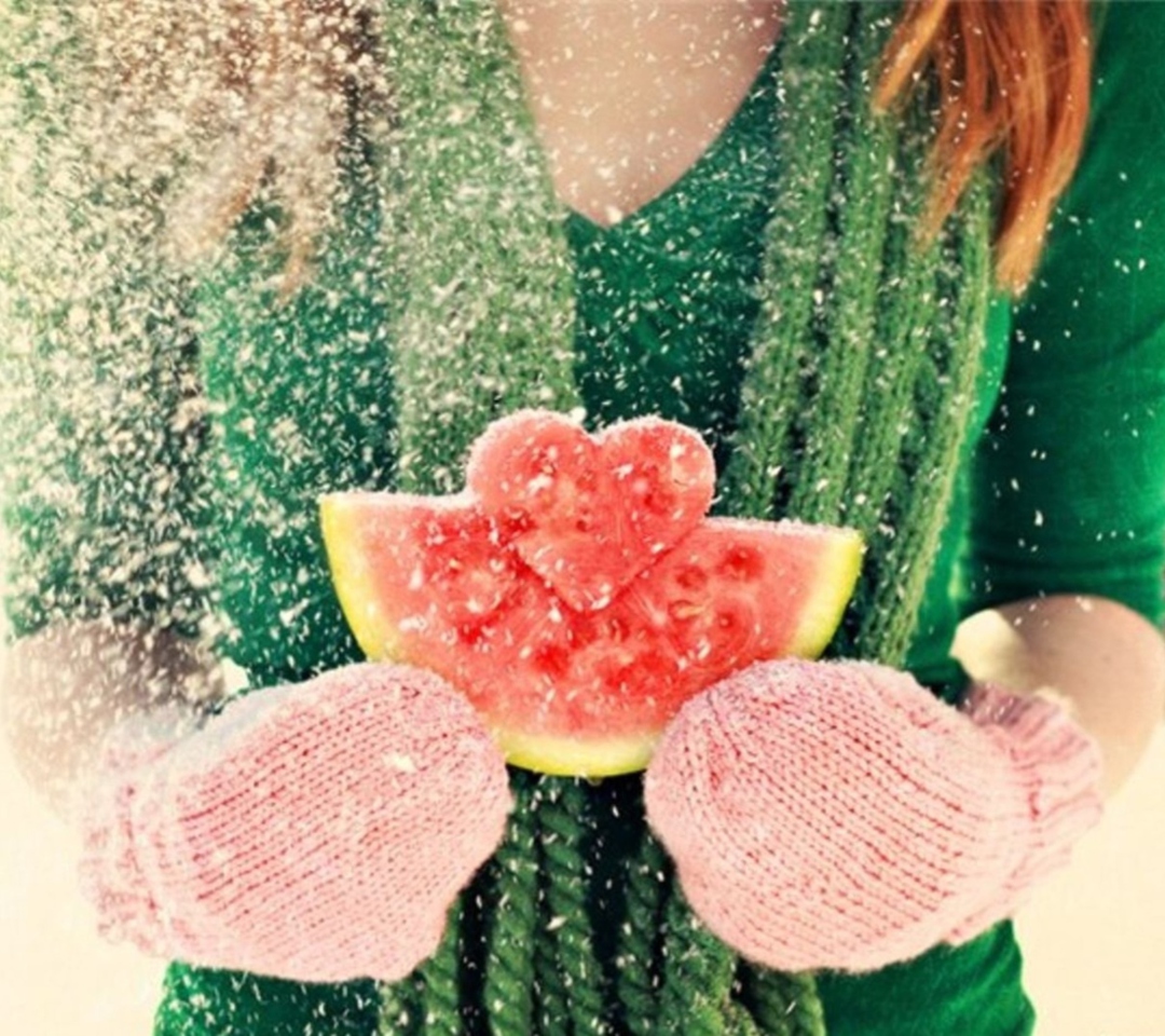 Das Heart Shaped Winter Watermelon Wallpaper 1080x960