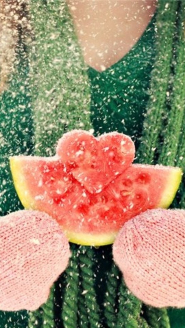 Обои Heart Shaped Winter Watermelon 640x1136